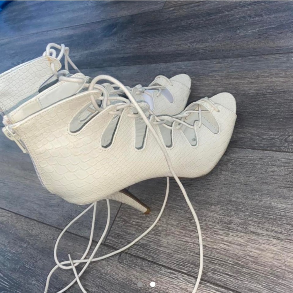 BRAND NEW NEVER WORN CREAM BEIGE OFF WHITE LACE UP SANDAL HEELS SIZE 8.5